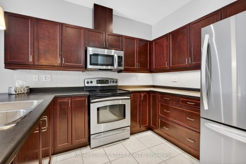 26 Manitoulin Trail, Hamilton, ON - Indoor Photo Showing Kitchen