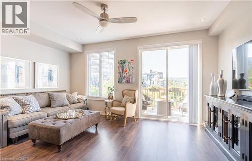 15 Pierre Trudeau Lane, Grimsby, ON - Indoor Photo Showing Living Room