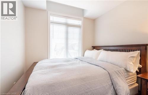 15 Pierre Trudeau Lane, Grimsby, ON - Indoor Photo Showing Bedroom