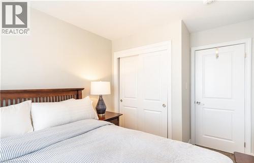 15 Pierre Trudeau Lane, Grimsby, ON - Indoor Photo Showing Bedroom
