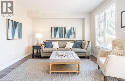 15 Pierre Trudeau Lane, Grimsby, ON - Indoor Photo Showing Living Room