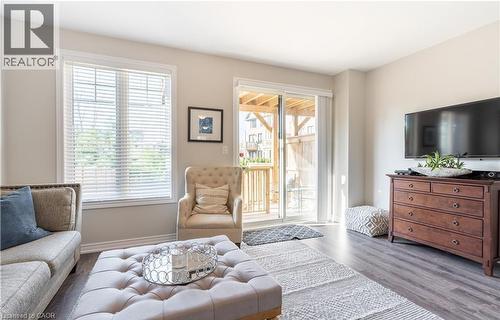 15 Pierre Trudeau Lane, Grimsby, ON - Indoor Photo Showing Living Room