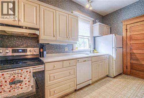 543 Queenston Road, Cambridge, ON - Indoor Photo Showing Kitchen