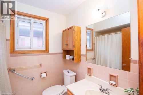 313 Barton Street W, Hamilton, ON - Indoor Photo Showing Bathroom