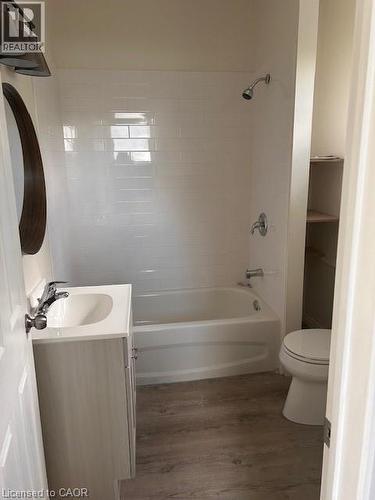 33-35 E Wood Street E, Hamilton, ON - Indoor Photo Showing Bathroom