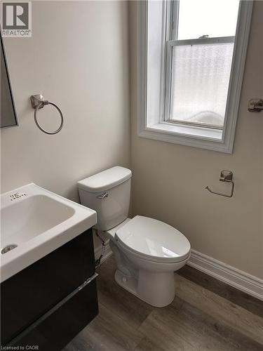 33-35 E Wood Street E, Hamilton, ON - Indoor Photo Showing Bathroom
