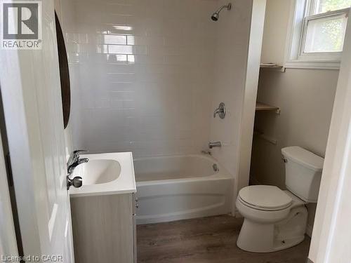 33-35 E Wood Street E, Hamilton, ON - Indoor Photo Showing Bathroom
