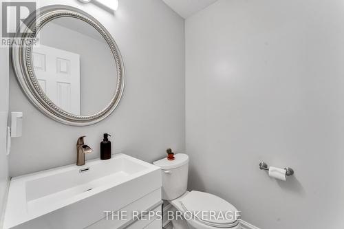 64 Hunterswood Crescent, Ottawa, ON - Indoor Photo Showing Bathroom