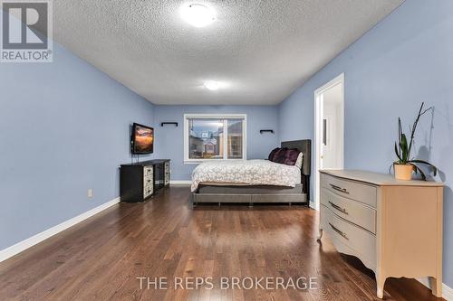64 Hunterswood Crescent, Ottawa, ON - Indoor Photo Showing Bedroom