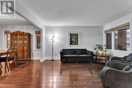 64 Hunterswood Crescent, Ottawa, ON - Indoor Photo Showing Living Room