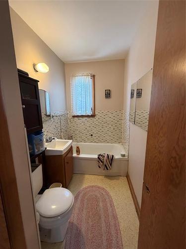 38 Main Street, Kleefeld, MB - Indoor Photo Showing Bathroom