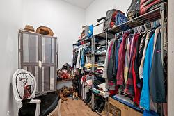 Walk-in closet - 
