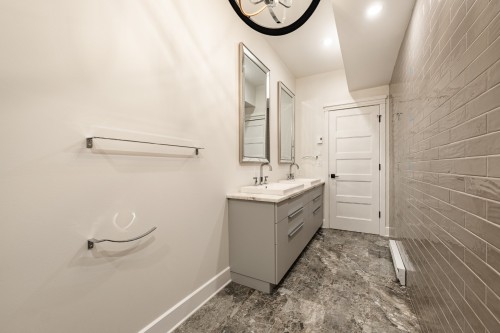 Bathroom - 38 Rue De L'Oiselet, Carignan, QC - Indoor Photo Showing Bathroom