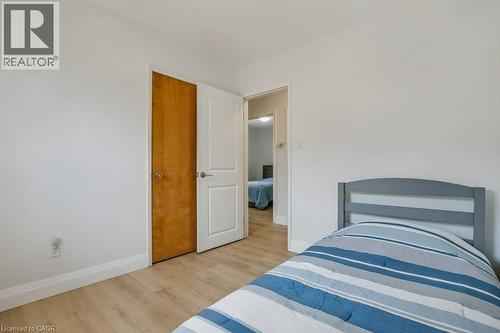 Bedroom featuring wood finished floors and baseboards - 111 Castlefield Drive, Hamilton, ON - Indoor Photo Showing Bedroom