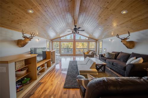 8796 Colony Road, Wardner, BC - Indoor Photo Showing Living Room