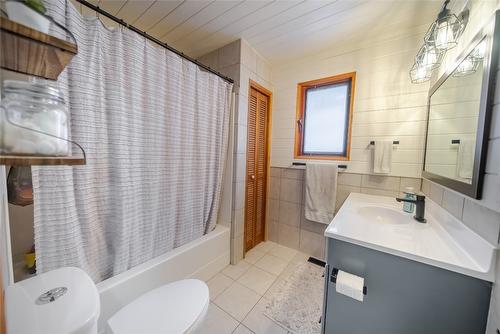 8796 Colony Road, Wardner, BC - Indoor Photo Showing Bathroom