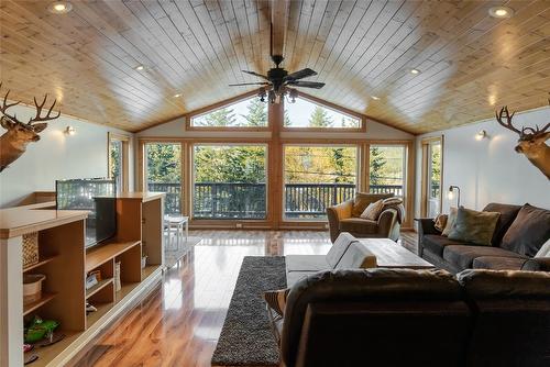 8796 Colony Road, Wardner, BC - Indoor Photo Showing Living Room