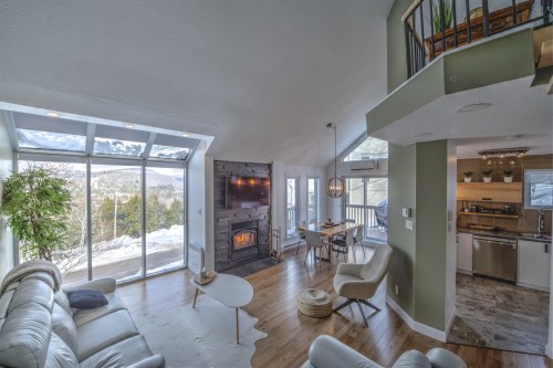 Vue d'ensemble - 1921 Rue Du Skieur, Sainte-Adèle, QC - Indoor Photo Showing Living Room With Fireplace