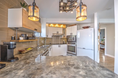 Cuisine - 1921 Rue Du Skieur, Sainte-Adèle, QC - Indoor Photo Showing Kitchen With Double Sink