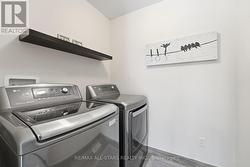 24 / 44Convenient 2nd floor laundry - 