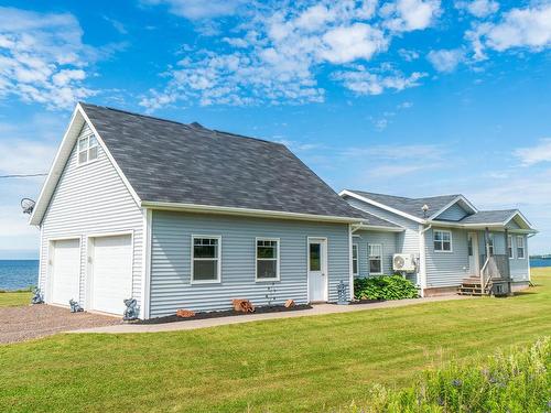 18 Shore Rd E, Hampton, PE 