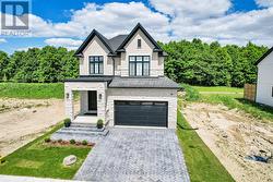 Backyard with no rear neighbours - 