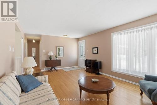 2266 Fife Crescent, Ottawa, ON - Indoor Photo Showing Living Room