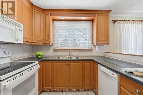2266 Fife Crescent, Ottawa, ON - Indoor Photo Showing Kitchen With Double Sink