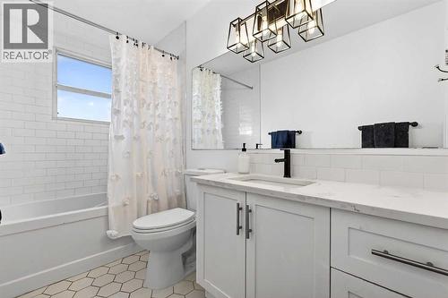 3231 25 Street Sw, Calgary, AB - Indoor Photo Showing Bathroom