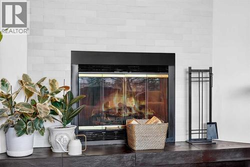 wood w/ gas igniter - 3231 25 Street Sw, Calgary, AB - Indoor Photo Showing Living Room With Fireplace