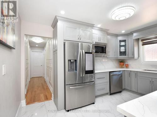 3368 Chipley Crescent, Mississauga, ON - Indoor Photo Showing Kitchen With Upgraded Kitchen