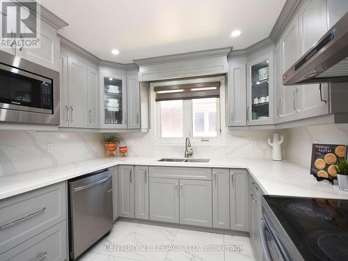 3368 Chipley Crescent, Mississauga, ON - Indoor Photo Showing Kitchen With Double Sink With Upgraded Kitchen