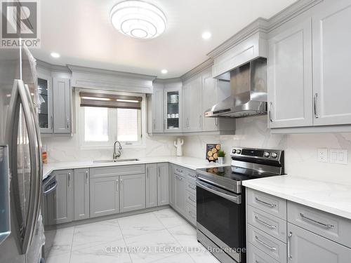 3368 Chipley Crescent, Mississauga, ON - Indoor Photo Showing Kitchen With Double Sink With Upgraded Kitchen
