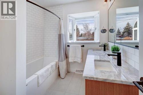 36 Glenview Drive Sw, Calgary, AB - Indoor Photo Showing Bathroom