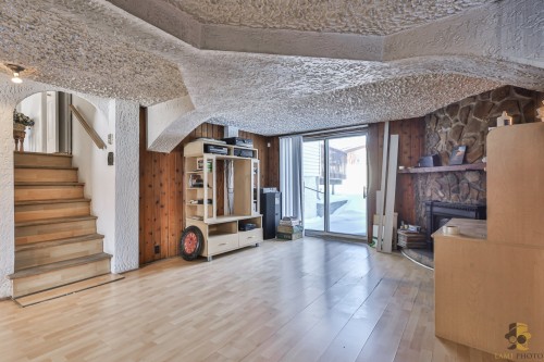 Salle familiale - 144 Ch. De La Lorraine, Laval (Pont-Viau), QC - Indoor With Fireplace