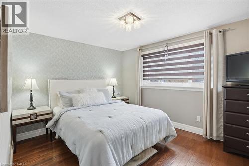 697 Lomond Crescent, Burlington, ON - Indoor Photo Showing Bedroom