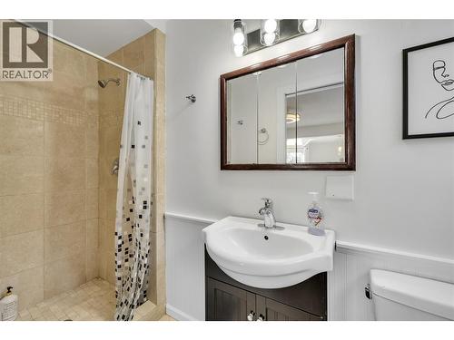 2535 Winnipeg Road, West Kelowna, BC - Indoor Photo Showing Bathroom