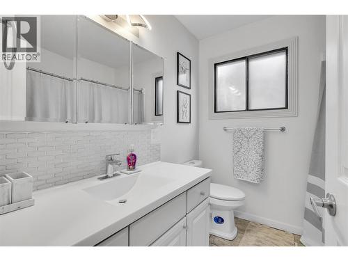 2535 Winnipeg Road, West Kelowna, BC - Indoor Photo Showing Bathroom