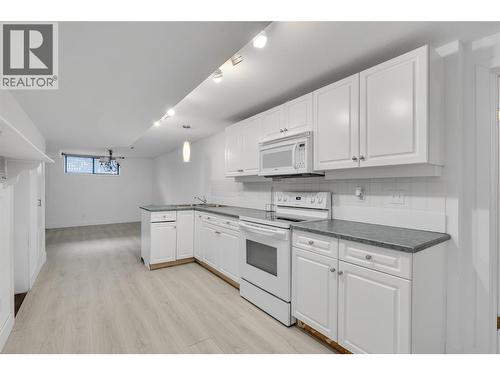 2535 Winnipeg Road, West Kelowna, BC - Indoor Photo Showing Kitchen