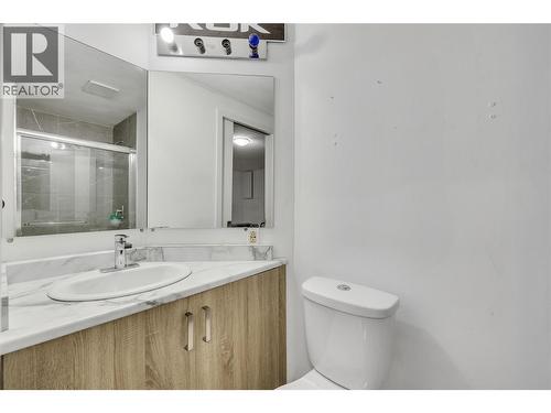 2535 Winnipeg Road, West Kelowna, BC - Indoor Photo Showing Bathroom