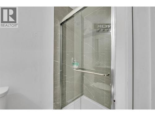 2535 Winnipeg Road, West Kelowna, BC - Indoor Photo Showing Bathroom