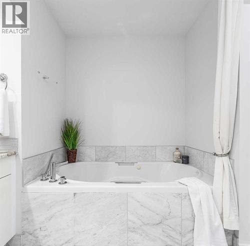 5503 Strathcona Hill Sw, Calgary, AB - Indoor Photo Showing Bathroom