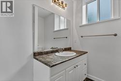 Suite - Full bathroom with tub - 