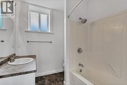 Suite - Full bathroom with tub - 