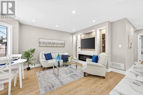 150 Brucedale Avenue E, Hamilton, ON - Indoor Photo Showing Living Room