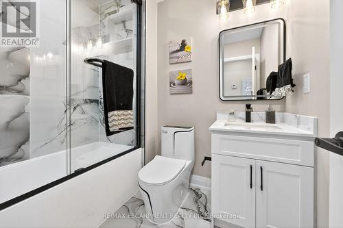 150 Brucedale Avenue E, Hamilton, ON - Indoor Photo Showing Bathroom