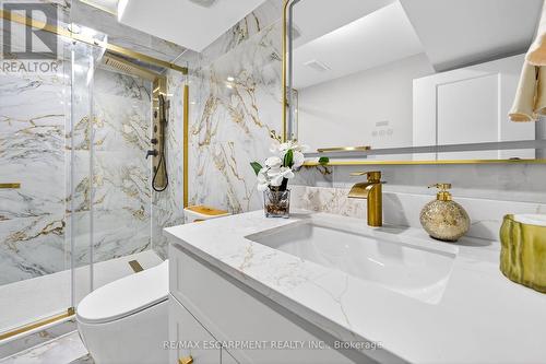 150 Brucedale Avenue E, Hamilton, ON - Indoor Photo Showing Bathroom