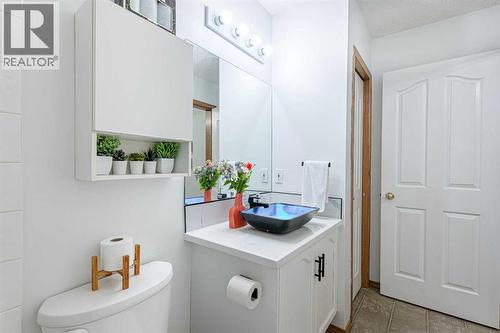 13 Mt. Aberdeen Manor Se, Calgary, AB - Indoor Photo Showing Bathroom