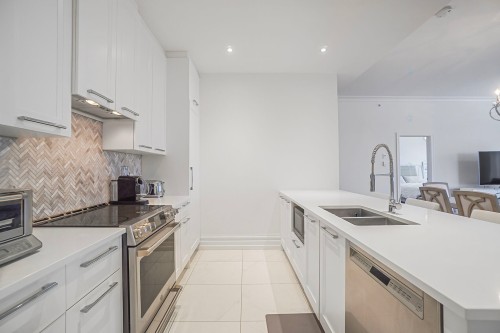 Cuisine - 901-3710 Boul. St-Elzear O., Laval (Chomedey), QC - Indoor Photo Showing Kitchen With Double Sink With Upgraded Kitchen