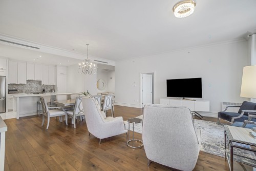 Salon - 901-3710 Boul. St-Elzear O., Laval (Chomedey), QC - Indoor